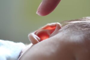 Hipoacusia en bebés, signos de alerta