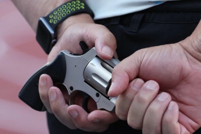 Pareja amenaza con un arma de fuego a un conductor para robarle la camioneta