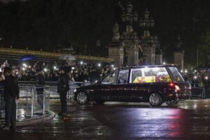 Los restos de Isabel II llegan al palacio de Buckingham antes del funeral, el lunes