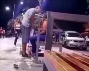 Mujer es maltratada en el Malecón de Vinces