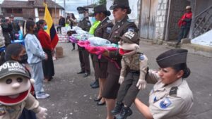 Policía entrega kits escolares a menores en Pilahuín