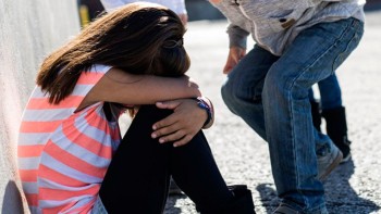 Golpea a su hija tras encontrarla con su enamorado
