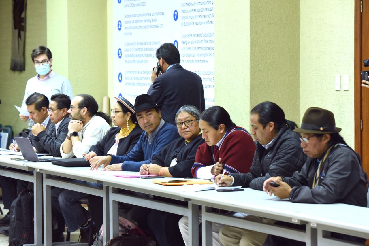 DEBATES. En la mesa de Derechos Colectivos se incorporó la excanciller Nina Pacari (junto a Leonidas Iza).