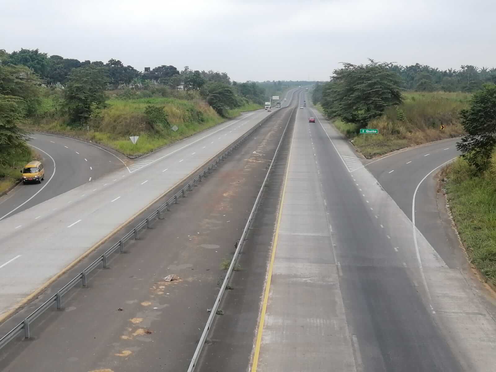 Soledad. Así de desolado permanece ahora este acceso rápido en el tramo que conduce a El Empalme.