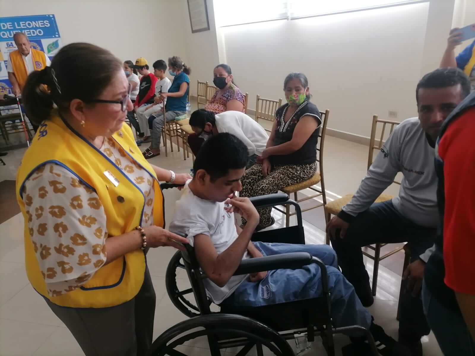 Entrega. Rosa Guevara, presidenta del Club de Leones de Quevedo, hizo la entrega personalmente a los beneficiados.