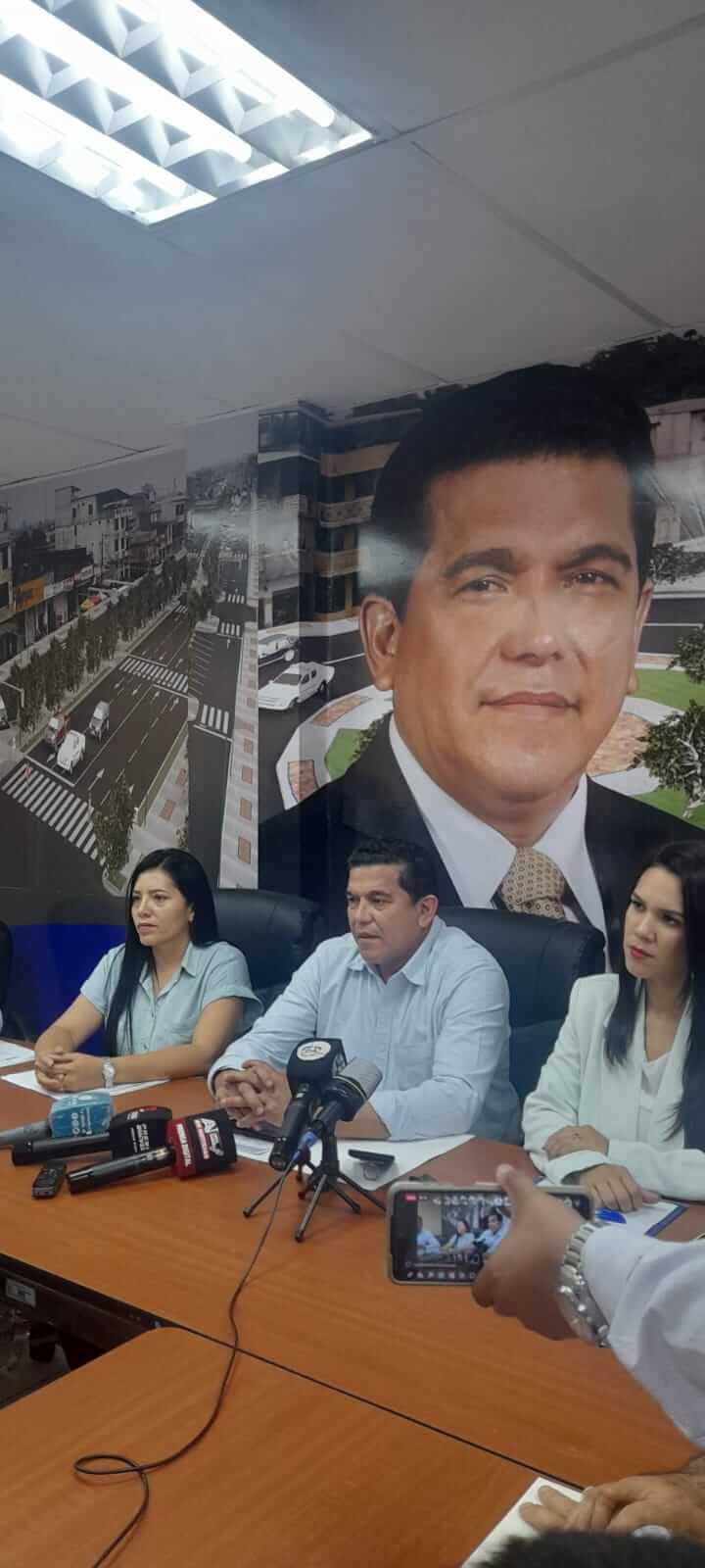 Alcalde de Buena Fe renuncia a su cargo, va por la Prefectura
