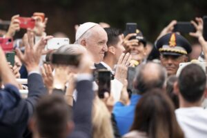 El Papa pide detener la «gran guerra mundial» que vive el mundo
