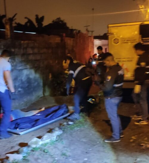 LEVANTAMIENTO. La pareja asesinada fue trasladada al Centro Forense de Santo Domingo.