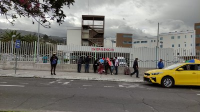 Hasta el área de emergencia del hospital público de Ambato fue llevado el infortunado.