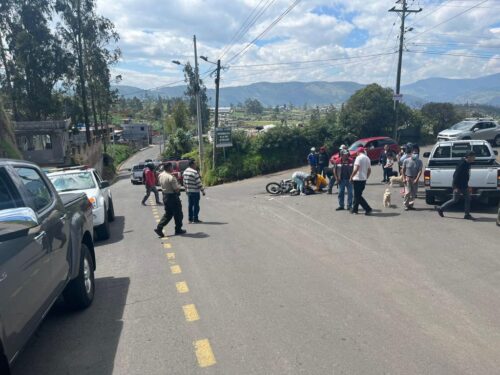 El ciudadano herido quedó sobre la calzada junto a la moto en la que se movilizaba.