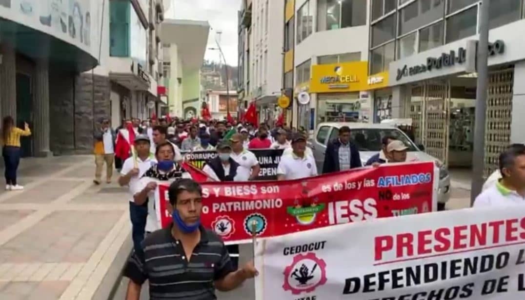 En Loja marcharon en defensa del IESS