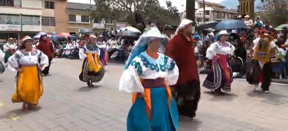 Desfile por las fiestas de la Jora se tomó Cotacachi