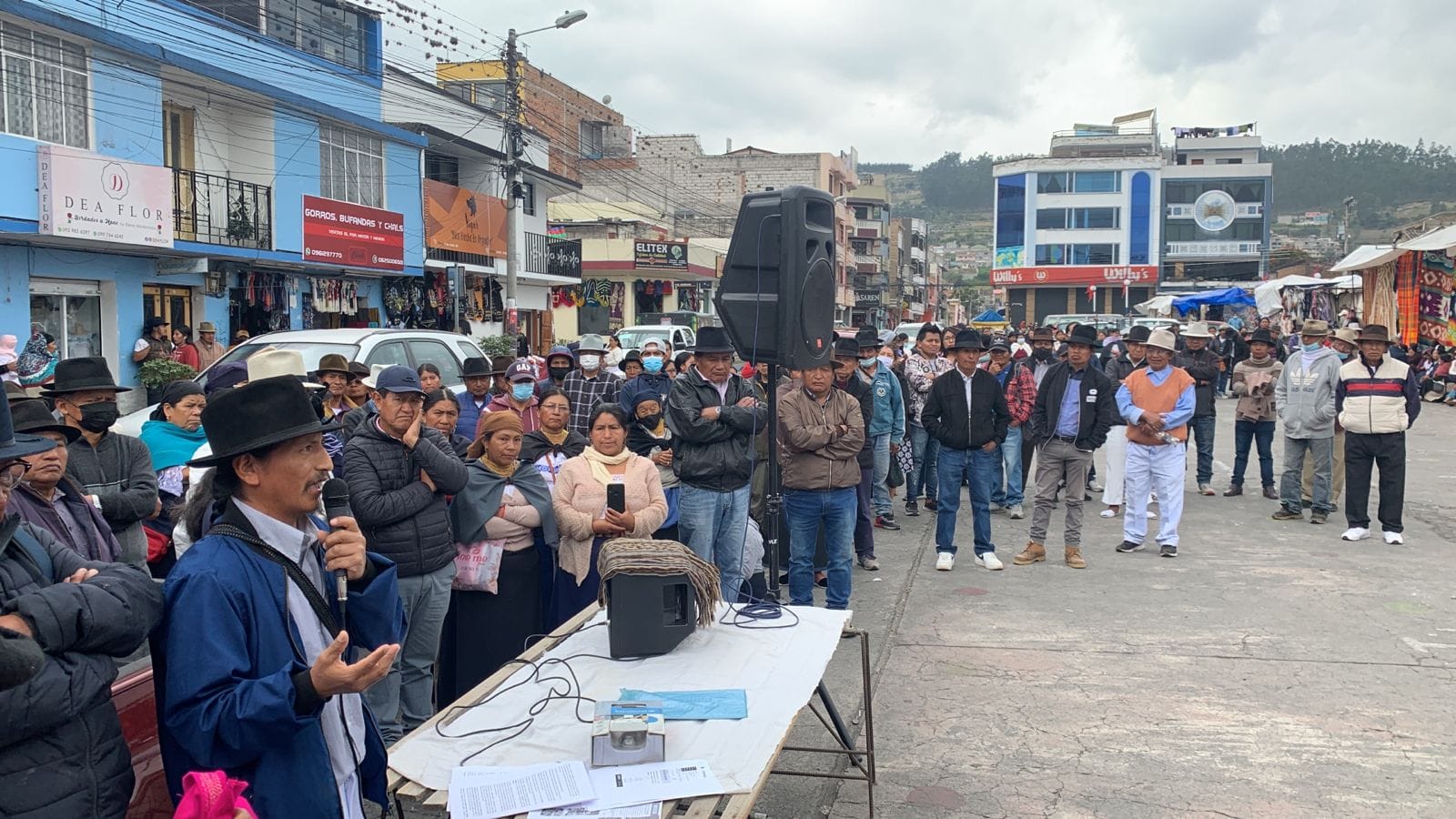 Sitio. Comerciantes de la Plaza de Ponchos reunidos para rechazar las obras en calles aledañas.