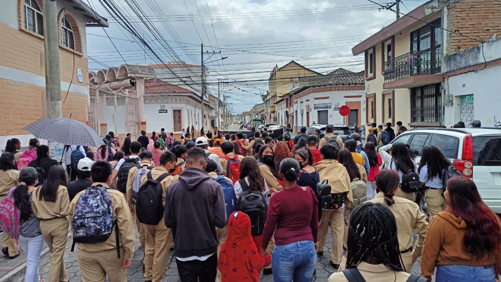Protesta. Los padres de familia llevan una semana tomados el bloque 2. También han protagonizado protestas por las calles de Ibarra.