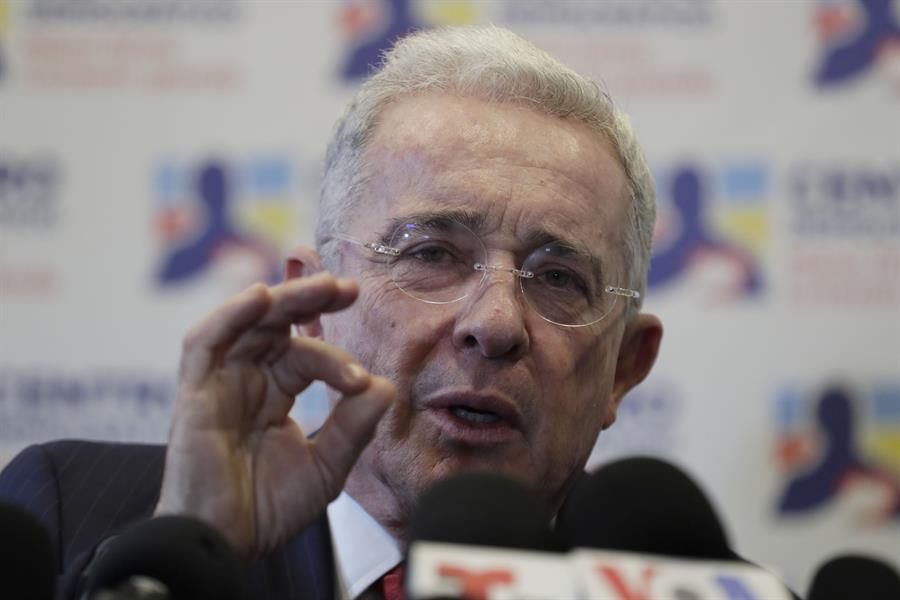 Uribe dice que busca en sus encuentros con Petro evitar el «fracaso del socialismo del siglo XXI»