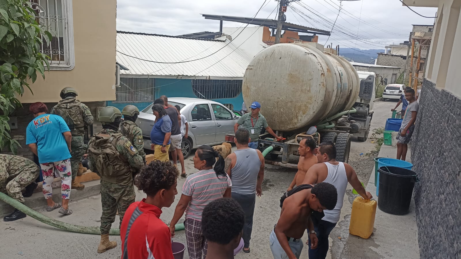 Tanqueros abastecen agua con resguardo de militares