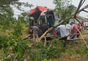 8 Personas heridas tras el choque de un bus contra un árbol