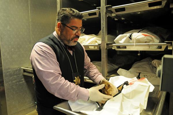 Labor. El investigador forense Gene Hernández en la morgue de la oficina en Tucson, Arizona. EFE