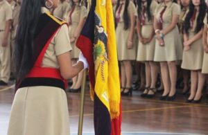 Ministerio de Educación dispone no besar la bandera durante el juramento
