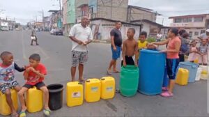 Tanqueros no llegan y ciudadanos cierran la calle exigiendo agua