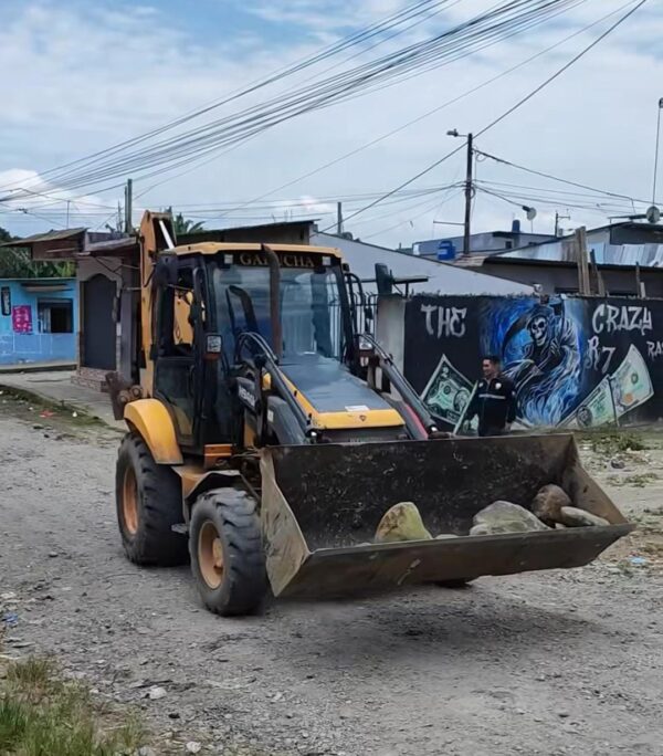 TRABAJO. Maquinaria pesada retiró piedras y otros materiales que estaban en las calles.  