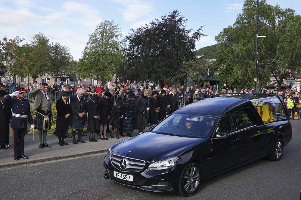 El ataúd de la reina Isabel II recorre Escocia