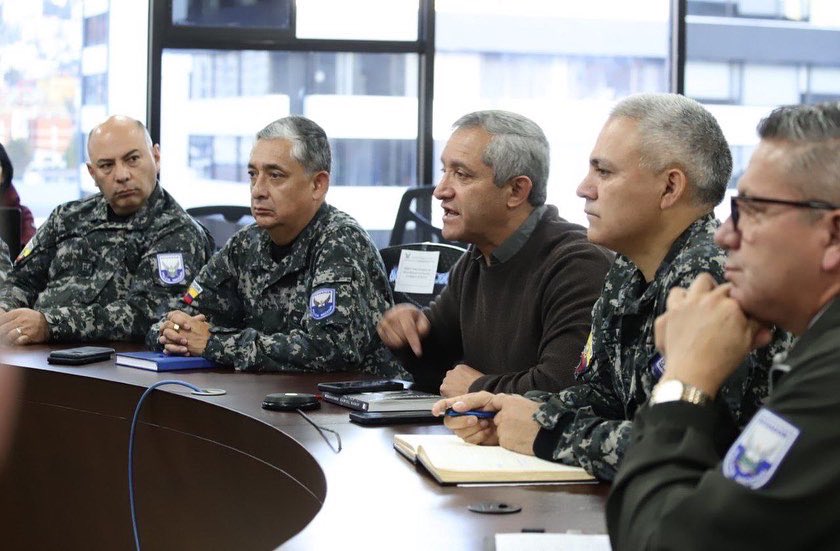 Patricio Carrillo reunido con el mando policial.