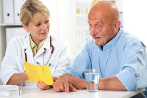 Costo del seguro de salud para personas de más de 65 años aumentó 86% en cinco años
