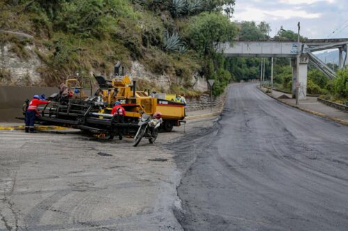 Cierre de vía en la calle Tungurahua