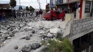 Volqueta cargada de piedras se vuelca en la Bolivariana en Ambato