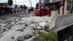 La volqueta quedó en media vía. (Foto cortesía Jonathan Pérez)