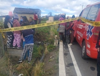 El cuerpo del infortunado fue sacado del sitio para ser llevado ante especialistas forenses.