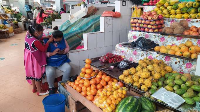 Los puestos están disponibles para la venta de varios productos.