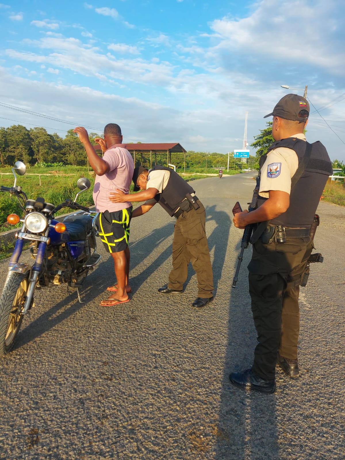 Armas y detenciones durante controles de motos