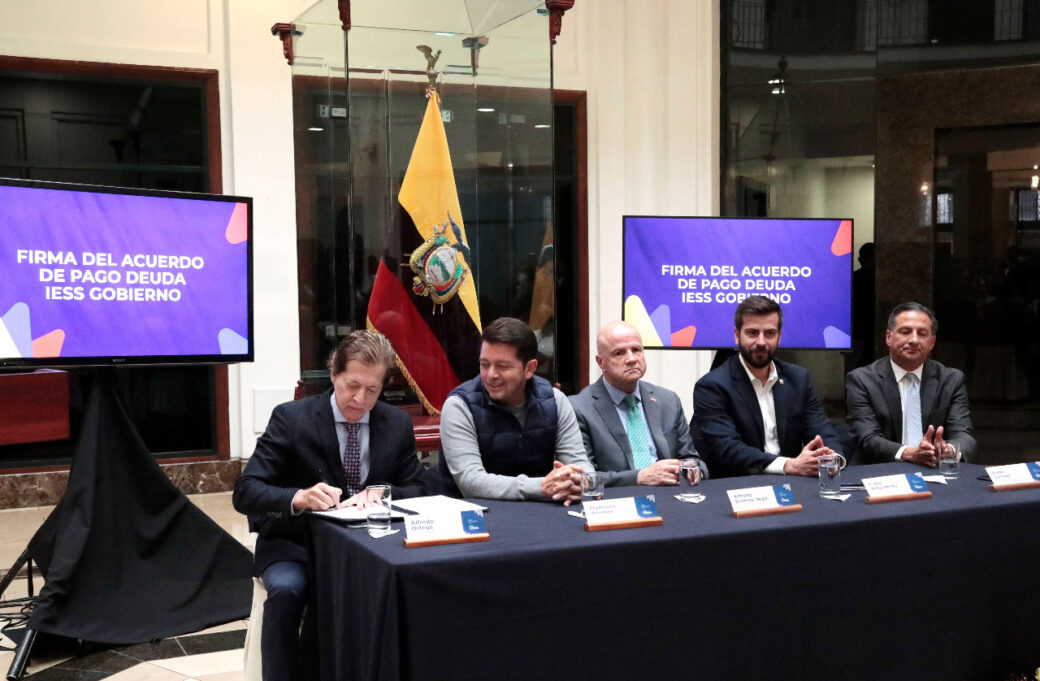 Gobierno paga $300 millones más de la deuda histórica con el IESS