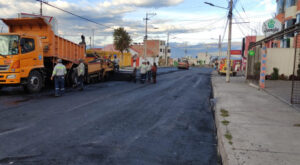 Municipio de Ambato trabaja en el recapeo de la avenida José Peralta