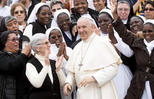 Iglesia. Una imagen del papa Francisco rodeado de monjas.