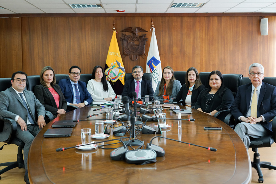 AUTORIDADES. Jueces constitucionales analizaron las preguntas de la consulta que plantea el Ejecutivo.