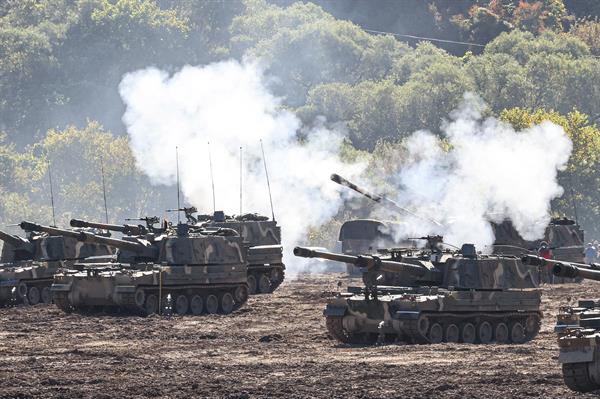 Prácticas. Tanques surcoreanos realizan un simulacro de artillería con fuego real. EFE