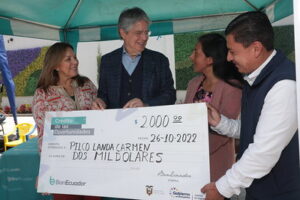 Guillermo Lasso entrega recursos económicos para riego y drenaje en Tungurahua