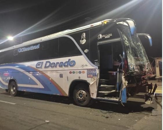 Choque entre un bus y un camión deja una persona herida en Salasaca