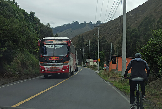 La ruta la utilizan volquetas, buses, camiones, camionetas y automóviles sin dejar espacio seguro para los ciclistas.