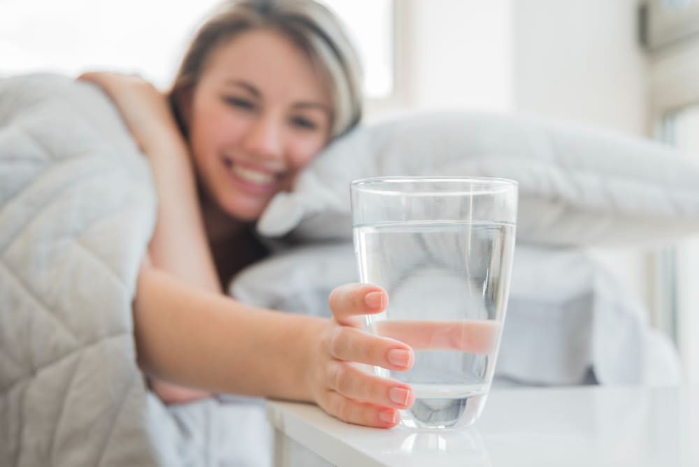 Beneficios de beber agua antes de acostarse