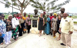 Develan busto en homenaje a Alonso de Illescas