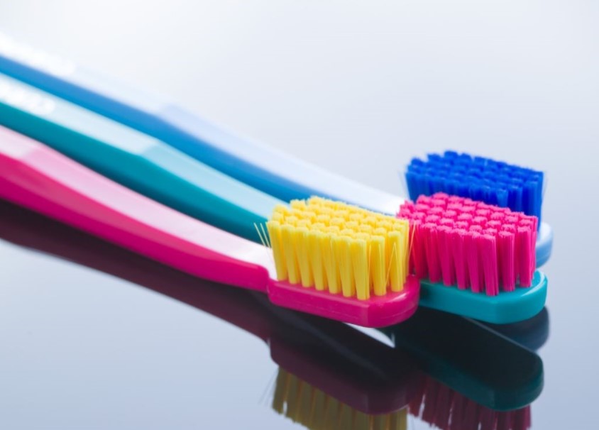 ¿Cepillo de dientes eléctrico o manual? Estos son sus pros y sus contras
