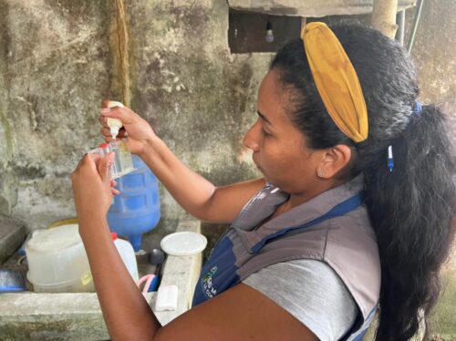 Ministerio de Salud analiza el agua potable en La Concordia