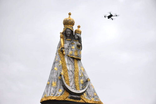Develan y bendicen imagen de la virgen del Rosario