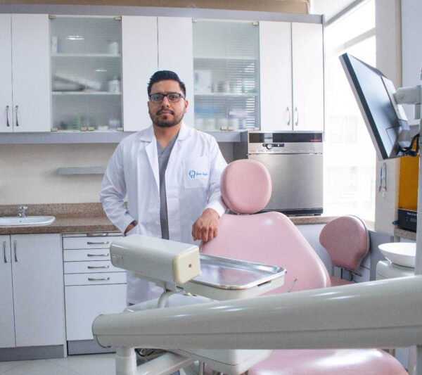 Javier Delgado: odontólogo comprometido con la excelencia y calidad en su servicio