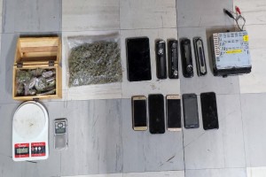 Hombre es detenido con marihuana, celulares y accesorios de carros