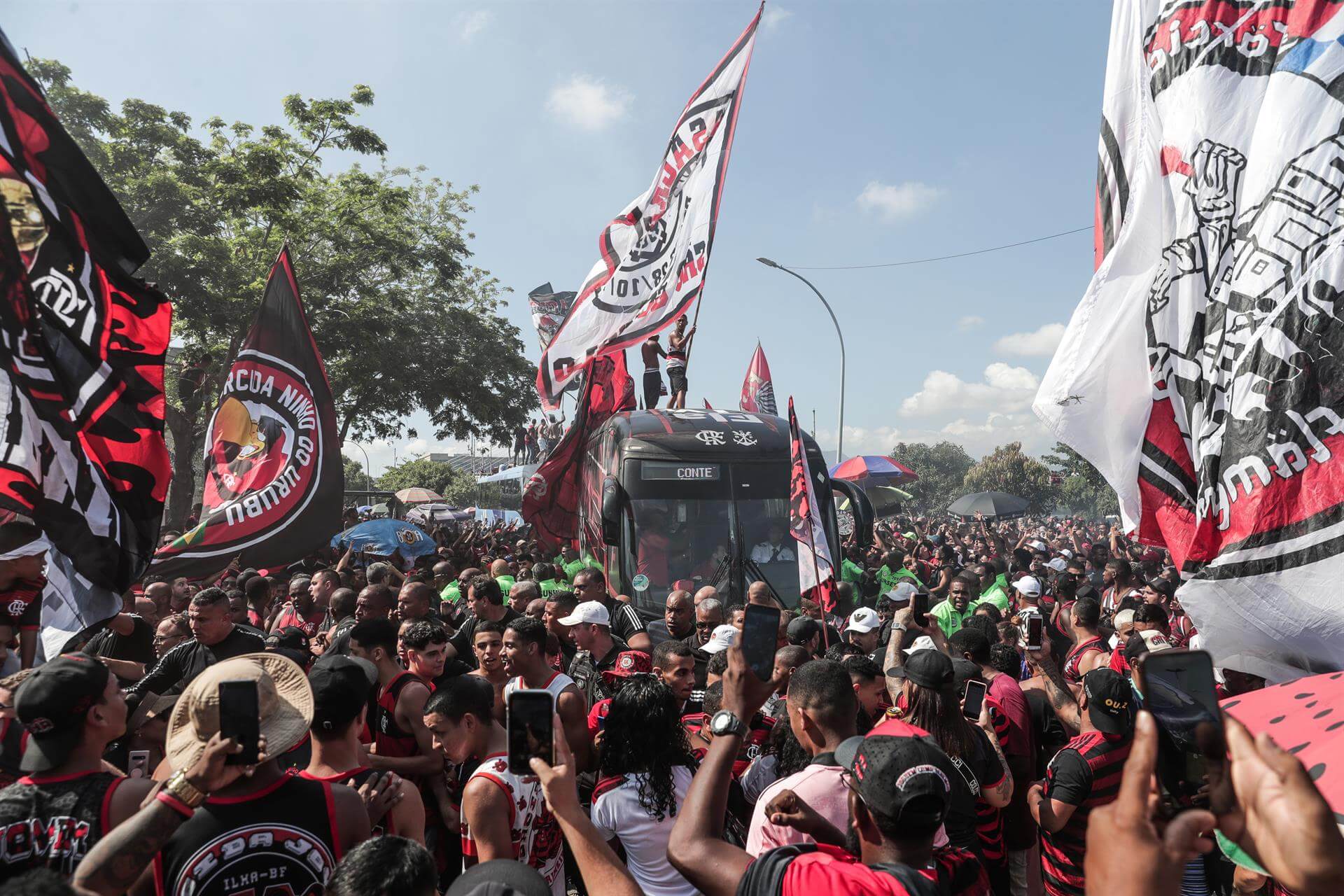 El Flamengo se da un baño de masas antes de viajar a Ecuador para jugar final